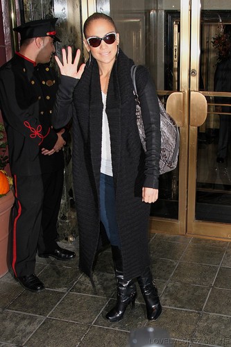  Jennifer Lopez Leaving her NY Hotel with her family