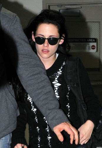 Kristen Stewart arriving at LAX airport in Los Angeles, California - November 11, 2011.