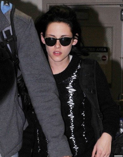  Kristen Stewart arriving at LAX airport in Los Angeles, California - November 11, 2011.
