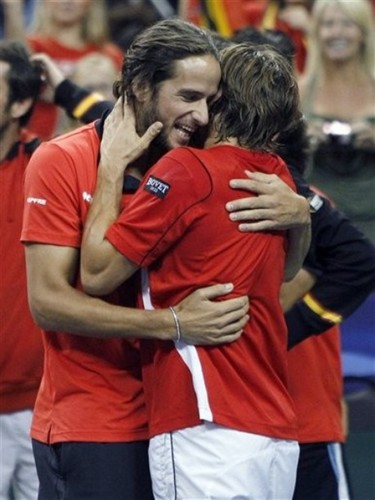  Lopez and Ferrer kiss
