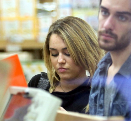 Miley Cyrus - 09. November- Shopping at Trader Joe's