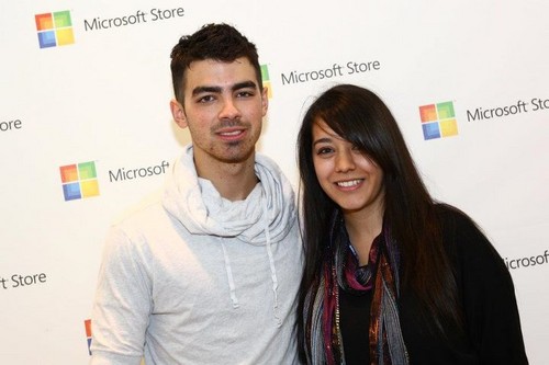  Joe Jonas Microsoft Opening चित्र 2011