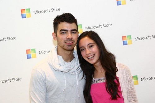  Joe Jonas Microsoft Opening Foto 2011