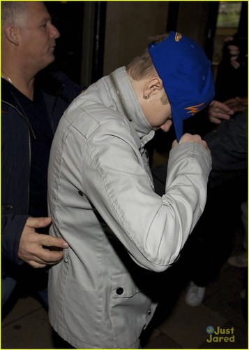  Justin Bieber: Out and About in लंडन