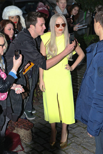  Lady Gaga greets her mashabiki before she leaves the Lanesborough Hotel in London.