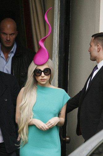  Lady Gaga wearing a hat reminiscent of a sperm as she leaves the Lanesborough Hotel in लंडन