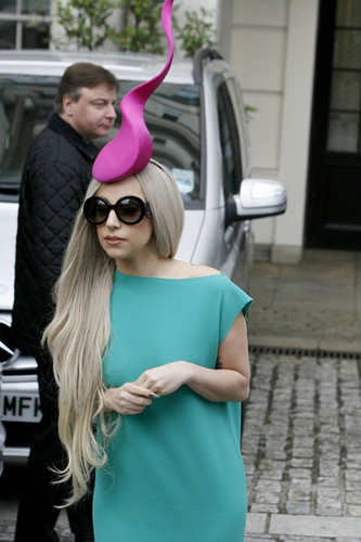  Lady Gaga wearing a hat reminiscent of a sperm as she leaves the Lanesborough Hotel in Luân Đôn