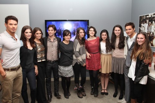  New foto of the cast in the Ellen tampil
