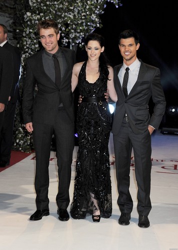  'The Twilight Saga: Breaking Dawn Part 1' লন্ডন Premiere - November 16, 2011. [New Photos]