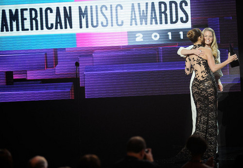  2011 American muziki Awards - onyesha (November 20)