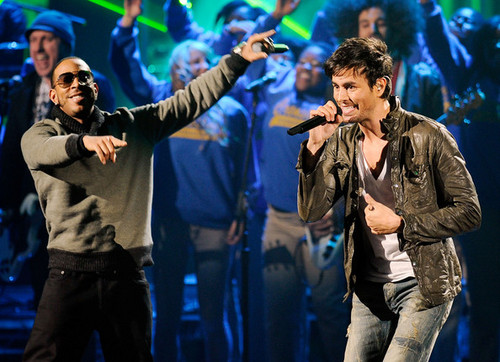  2011 American Music Awards - ipakita