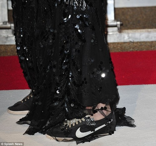  Kristen ditche her high heels at the Luân Đôn Premiere
