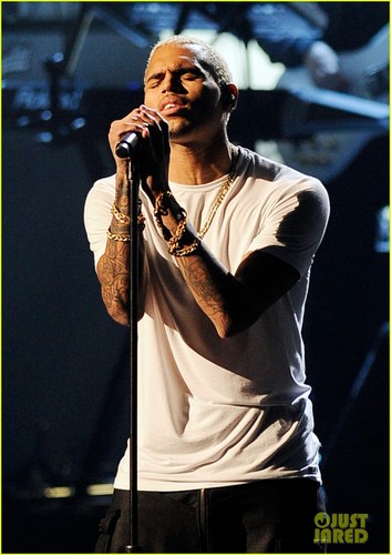  Chris Brown live at the 2011 American संगीत Awards in Los Angeles ( November 20 )