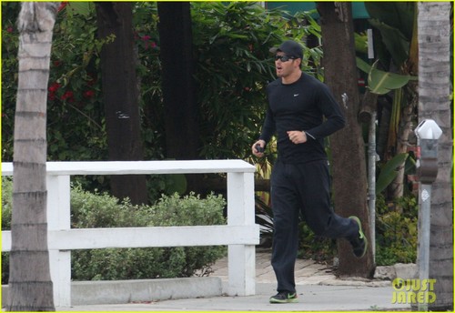 Kellan Lutz goes for a jog on Friday (November 18) in Los Angeles.