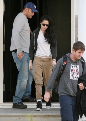  Kristen Stewart out and about in 런던 - November 18, 2011.