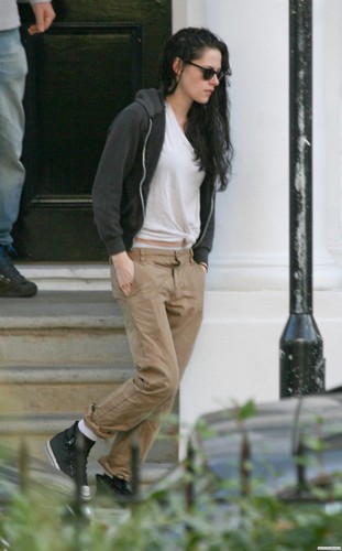  Kristen Stewart out and about in London - November 18, 2011.