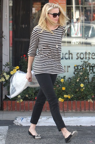  Picks up her dry cleaning at Frederick Cleaners in LA (November 15th)