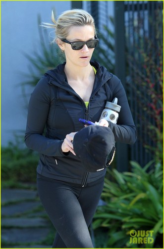 Reese Witherspoon Visits a Friend in Brentwood