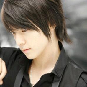 http://images5.fanpop.com/image/photos/26900000/cute-donghae-lee-donghae-26982486-295-295.jpg