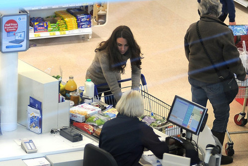  Kate Middleton Buys Groceries