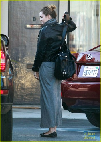  Miley Cyrus ~22. November - Outside of a laser tattoo removal office