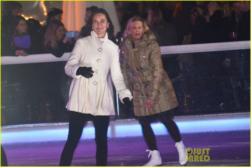  Pippa Middleton: Ice Skating at árbol Lighting Event!