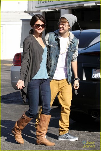  Selena Gomez & Justin Bieber: IHOP Breakfast!
