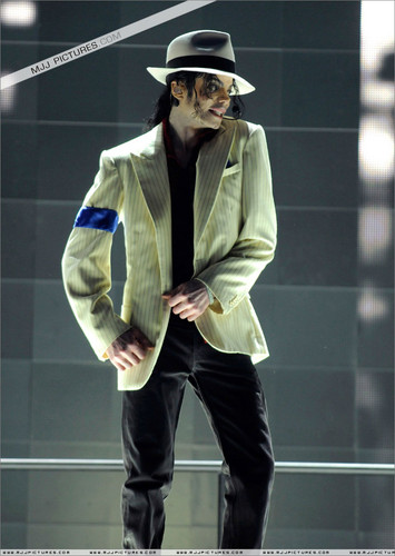  WHO IS IT...ITS ITS ITS.....MICHAEL JACKSON!!!!