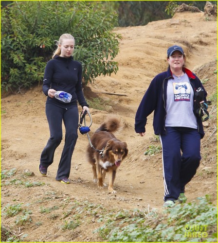  Amanda Seyfried: Thanksgiving Hike with Finn!