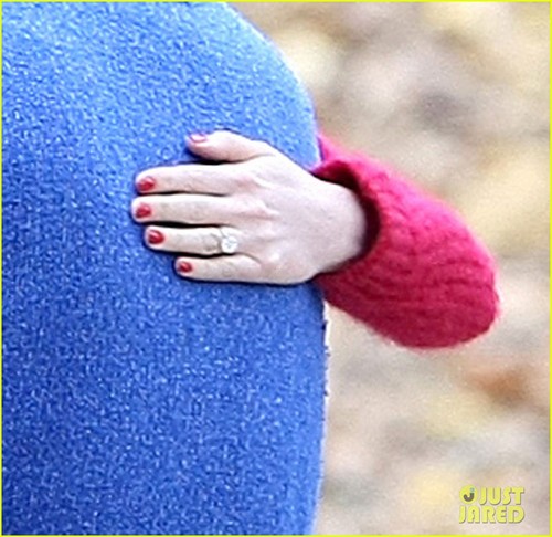  Anne Hathaway: Engagement Ring Pics!