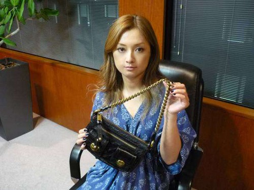  Ban-chan donated her autographed Marc Jacobs mfuko wa fedha, mfuko for a-nation charity