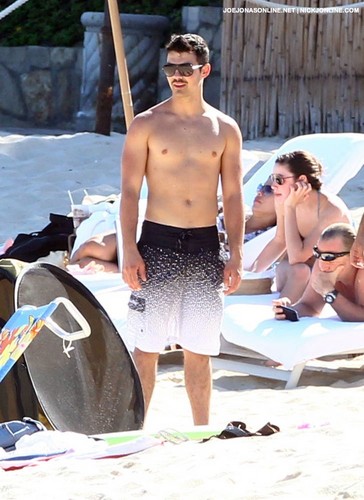 Joe Jonas: Shirtless in Cabo!
