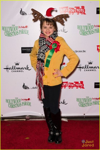  Joey King arrives at the 2011 Hollywood বড়দিন Parade (November 27) in Hollywood
