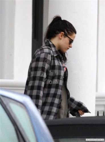 Kristen Stewart leaving Robert Pattinson's house in London, UK - November 24, 2011.