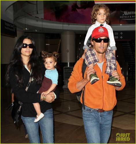  Matthew McConaughey: LAX Landing With the Family!