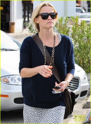 Reese Witherspoon: Broken Finger Blues?