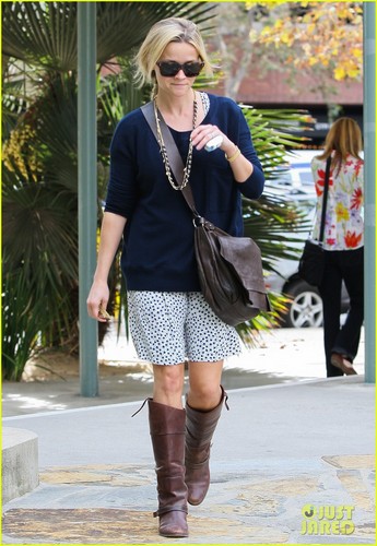  Reese Witherspoon: Broken Finger Blues?