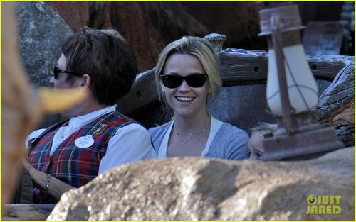  Reese Witherspoon: Disneyland with the Family!