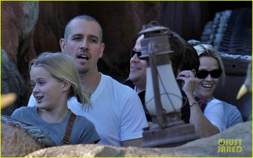 Reese Witherspoon: Disneyland with the Family!
