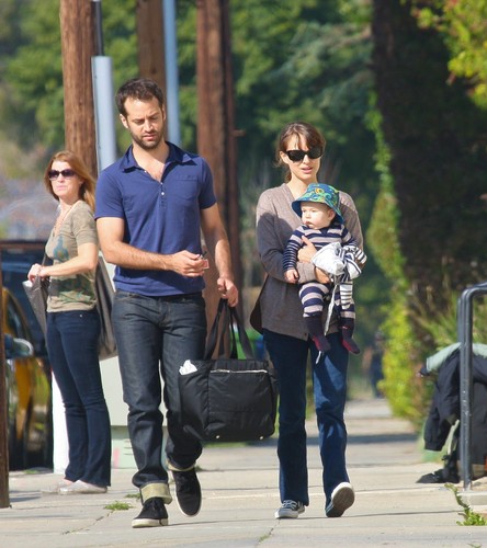  Heading out to lunch at Axe with her family in Venice, CA (November 30th 2011)