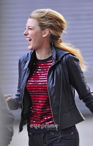  Blake Lively is all smiles on the Gossip Girl Set in NY, Dec 1