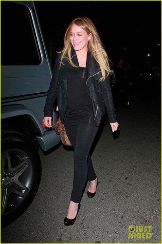 Hilary Duff: Steakhouse Dinner with Mike & Haylie!