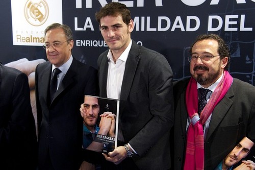  I. Casillas launches new book