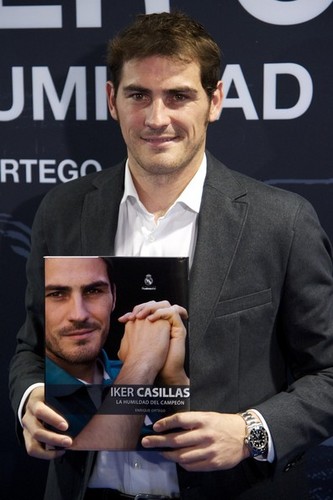 I. Casillas launches new book