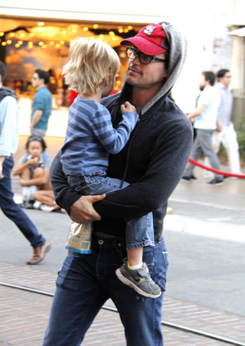  Matt Bomer Is Seen With One Of His Adorable Sons, Remains Swoontastic