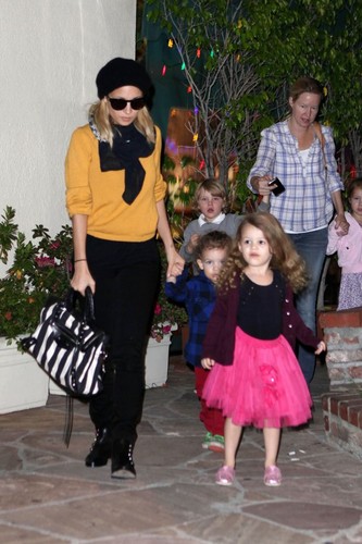  November 28 - Nicole having cena with her children & some Friends at Cafe Med