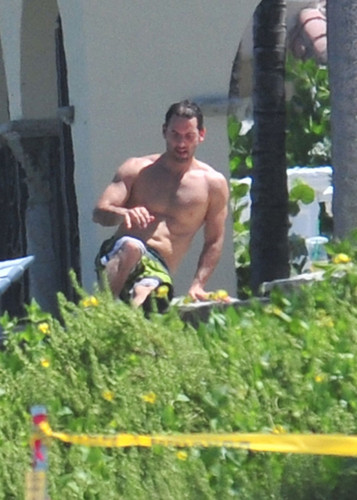  Ricky Martin May Play Hot Spanish Teacher On 'Glee,' Flies A 凧, カイト With His Shirtless Boyfriend