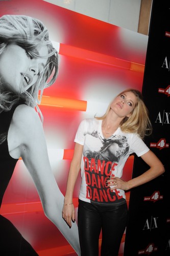  Unveils The A|X Armani Exchange Dance4life T-Shirt In Honor Of World AIDS ngày