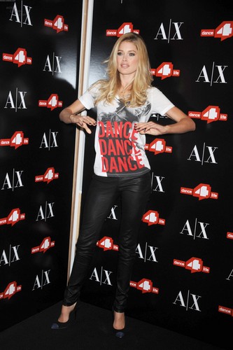  Unveils The A|X Armani Exchange Dance4life T-Shirt In Honor Of World AIDS hari