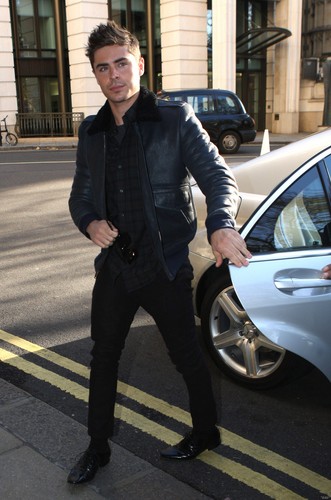  ZAC EFRON OUTSIDE DORCHESTER HOTEL IN Londres